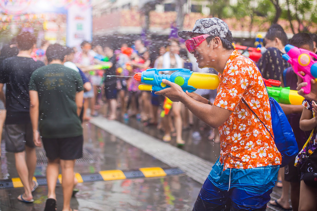 Bersih-Bersih dan Berbagi: Nilai Kebaikan di Hari Songkran