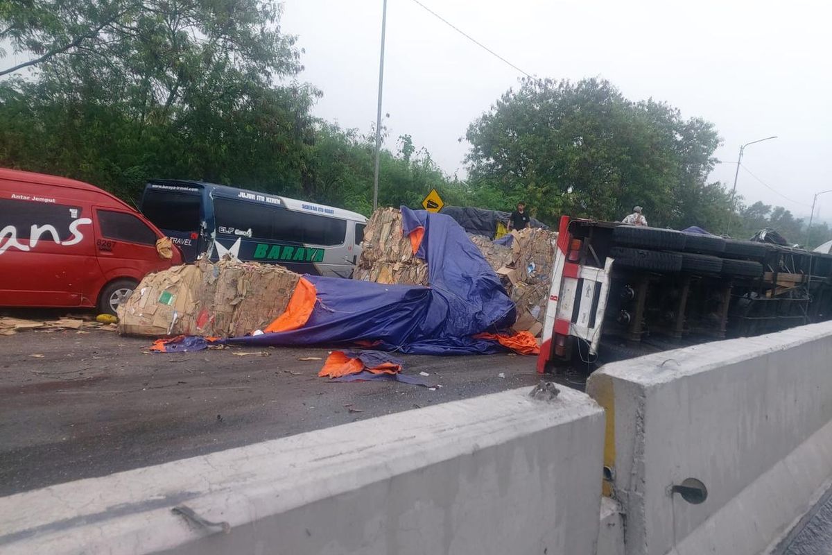 Kecelakaan Rantai di Tol Cipularang: 8 Kendaraan Terlibat Lalu Lintas Lumpuh Total